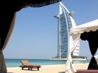 Relax together on a Dubai beach